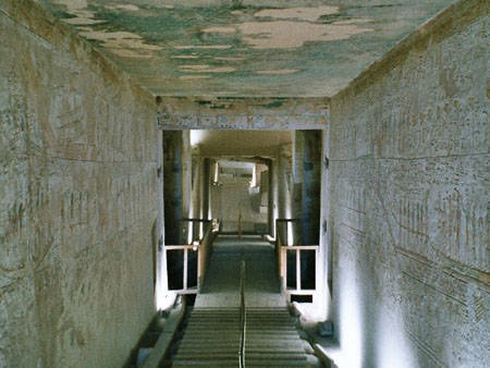 Коридор в гробнице KV34 фараона Тутмоса III