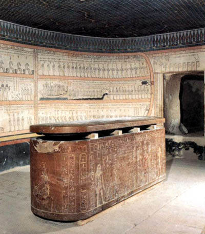 Саркофаг в усыпальнице фараоны Тутмоса III